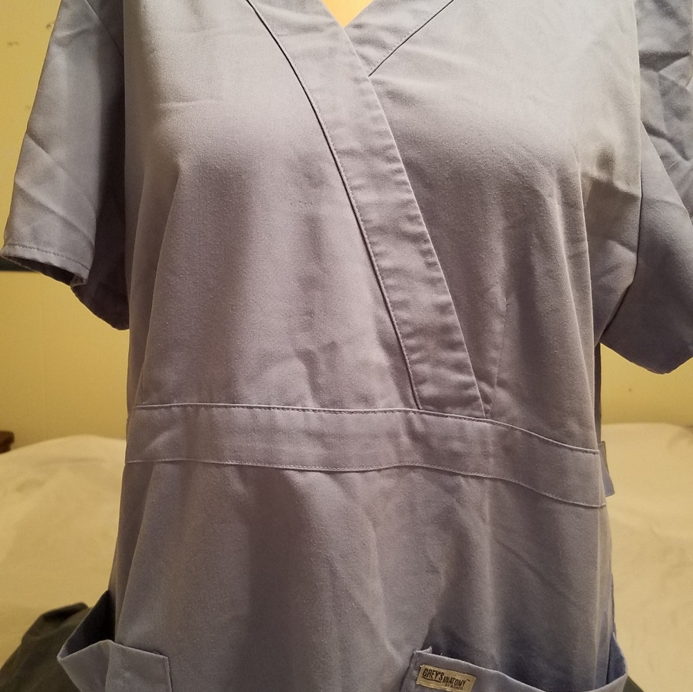 Grey Anatomy scrubs XL.
